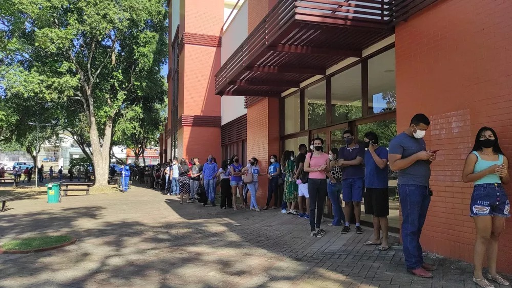 Fila “quilométrica” para vacinação anticovid se forma na Biblioteca Pública